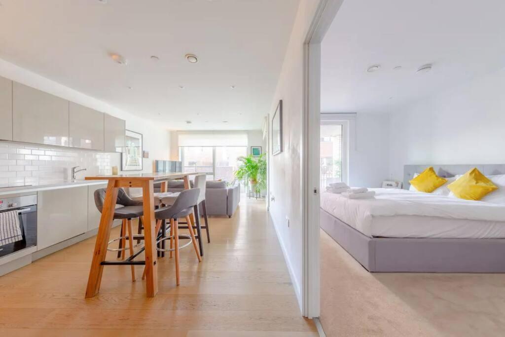 Superb 1 Bedroom Apartment 3Mins From Tube Station London Eksteriør billede