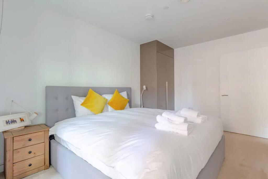 Superb 1 Bedroom Apartment 3Mins From Tube Station London Eksteriør billede