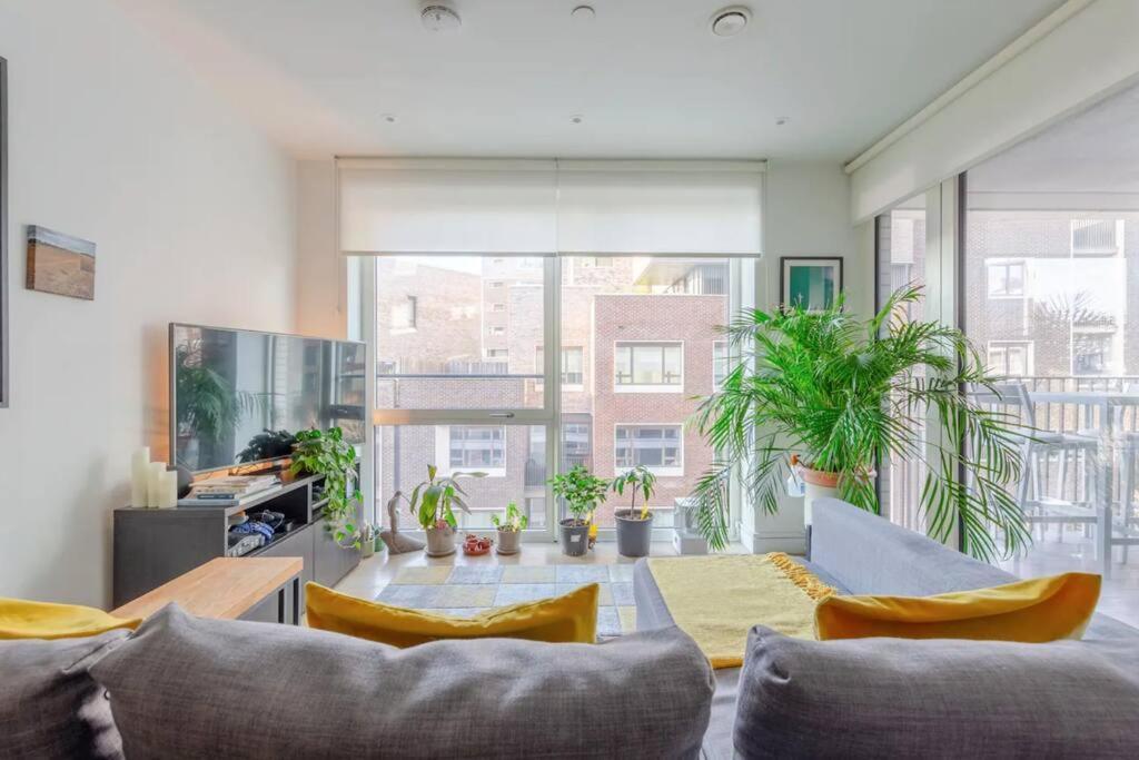 Superb 1 Bedroom Apartment 3Mins From Tube Station London Eksteriør billede