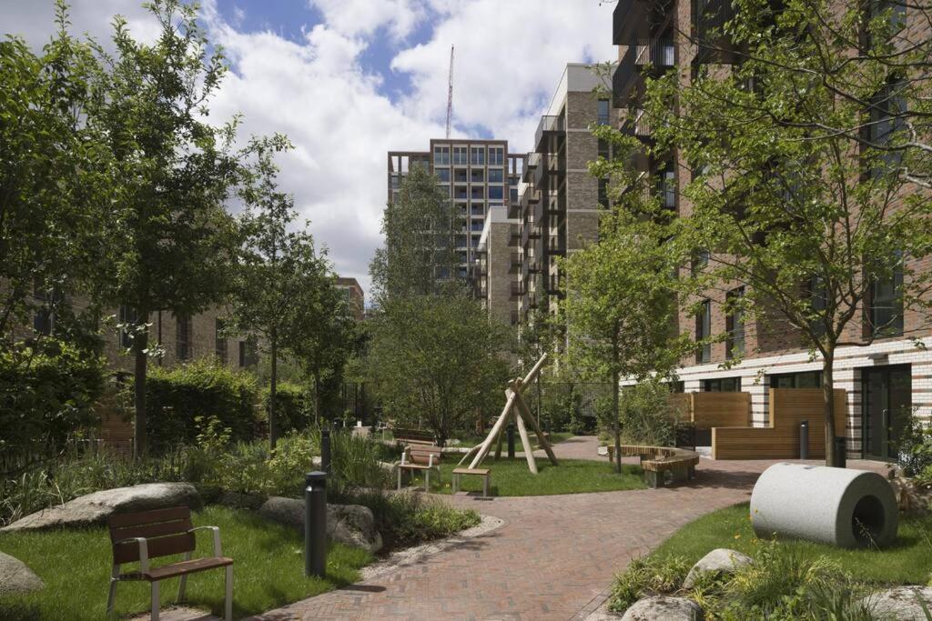 Superb 1 Bedroom Apartment 3Mins From Tube Station London Eksteriør billede