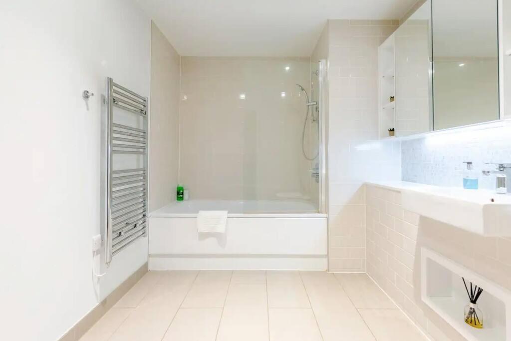 Superb 1 Bedroom Apartment 3Mins From Tube Station London Eksteriør billede