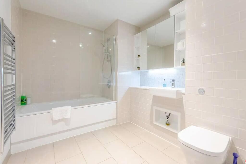 Superb 1 Bedroom Apartment 3Mins From Tube Station London Eksteriør billede